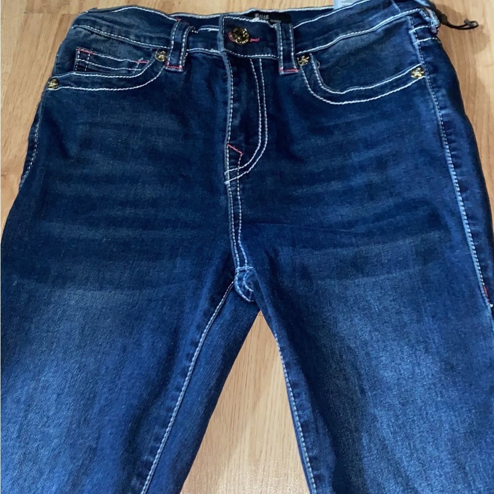 True Religion Women's Dark Blue Skinny Jeans with pink stitching.